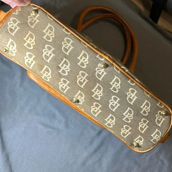 Dooney & Bourke 1975 - Picture 3 of 15